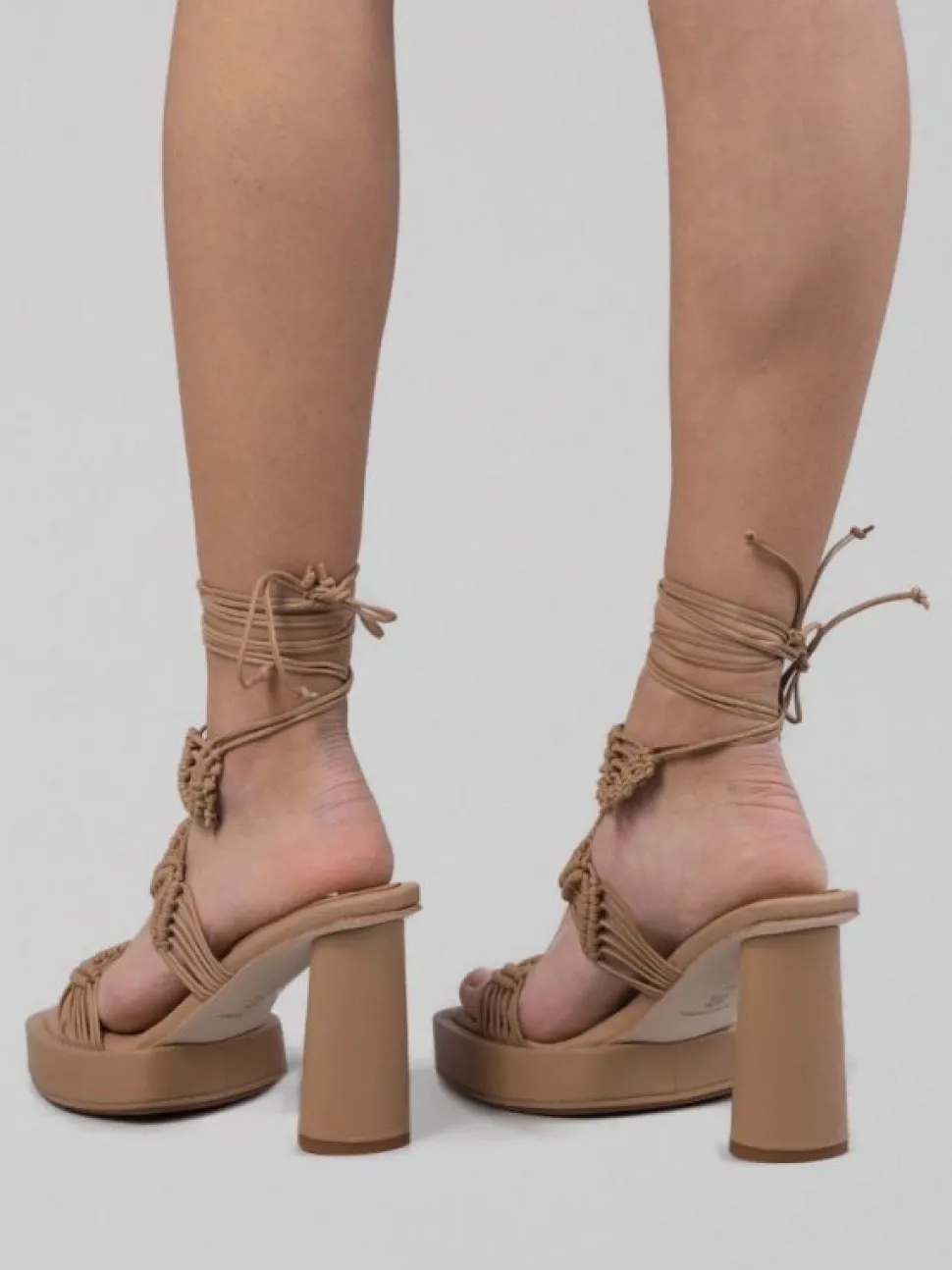 SANDALI ALTI IN PELLE INTRECCIATA