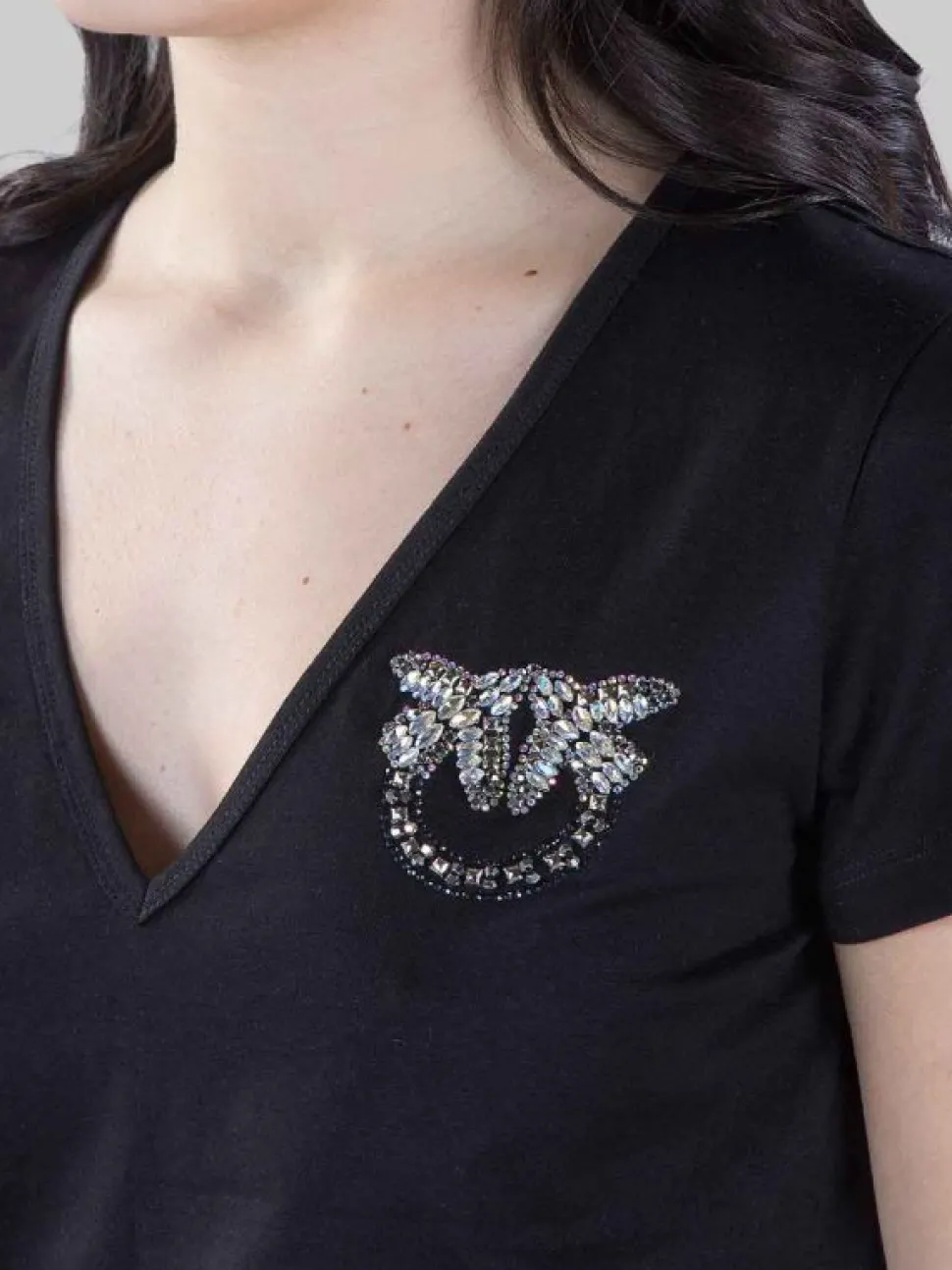 T-SHIRT TURBATO NERA CON LOGO IN STRASS E PERLINE